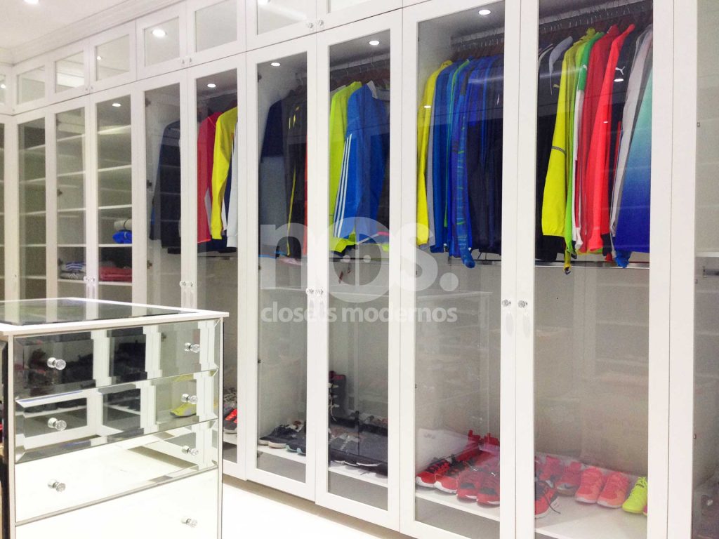 Closet o vestidor de lujo moderno fabricado por NOS